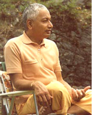 Swami Venkatesananda giving class in Jnana Yoga