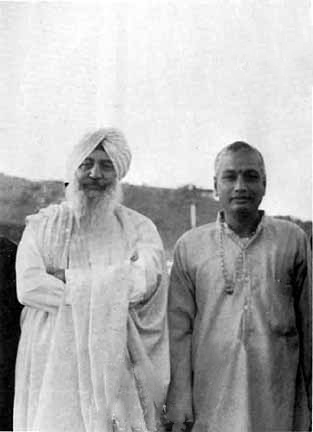 SiteFiles/photos/Swami Venkatesananda With Charan Singh