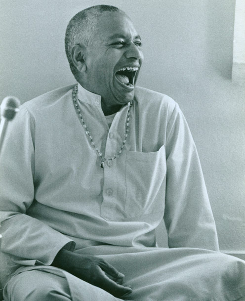 SiteFiles/photos/Swami Venkatesananda having a good laugh. 