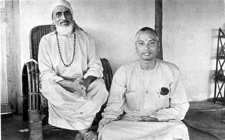 SiteFiles/photos/Swami Venkatesananda With Yogi Dr. Suddhananda
