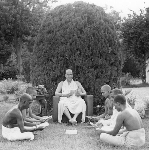 SiteFiles/photos/Study or Proofing Session at the Sivananda Ashram